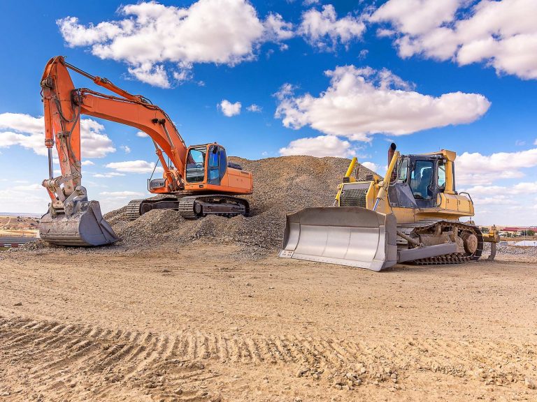 Când alegem un buldoexcavator sau un miniexcavator?